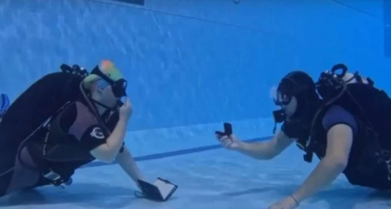 Йошкаролинцы начали делать предложения своим девушкам под водой