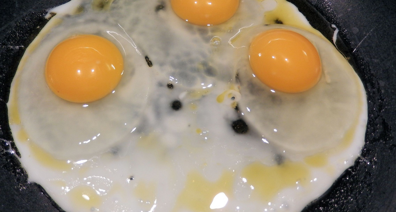 Почему нельзя жарить яйца на подсолнечном масле - зарубите на носу