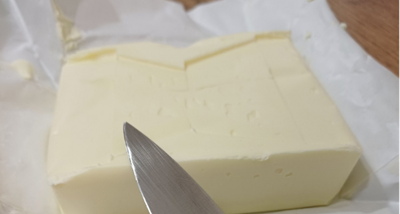 Такое масло беру в "Чижике" по три пачки: на вкус и запах натуральное, еще и цена 3 копейки