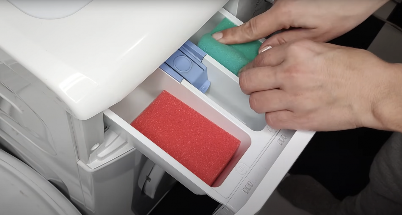 Мастера стиралок об этом молчат: положите 2 губки в лоток стиралки – налет больше не побеспокоит