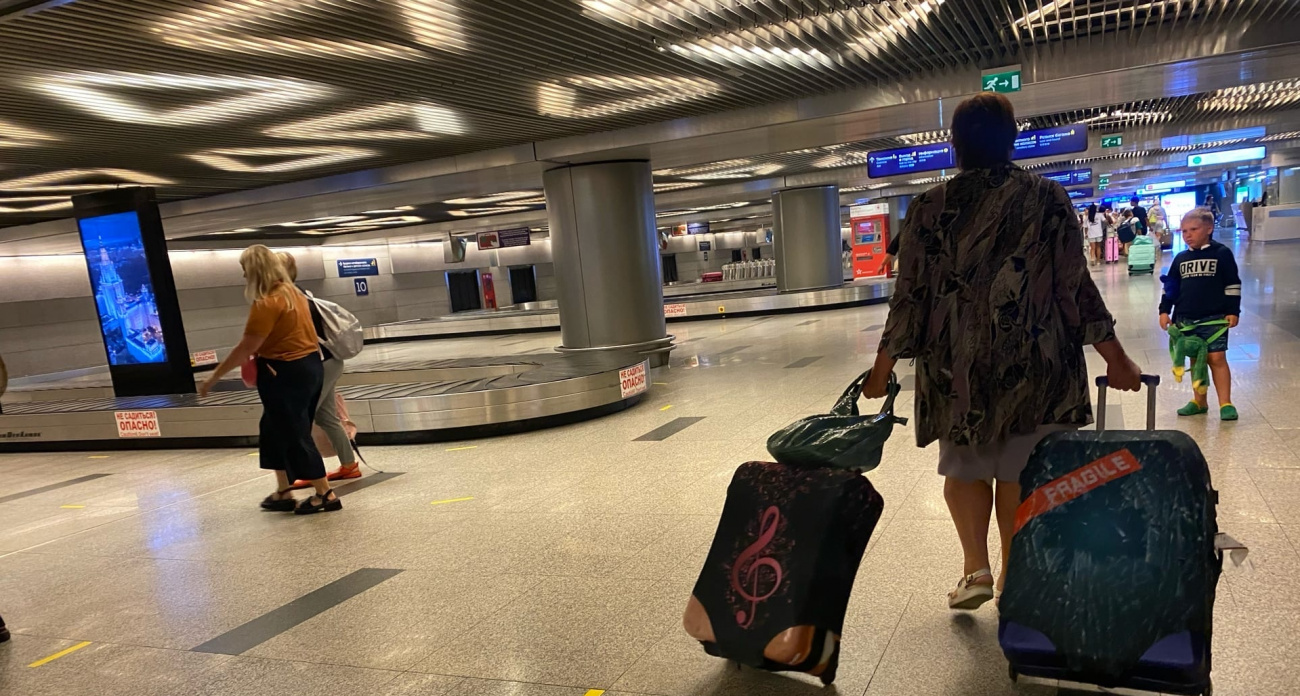 Развернут в аэропорту домой прямо с билетами: проверьте эту строчку в загранпаспорте