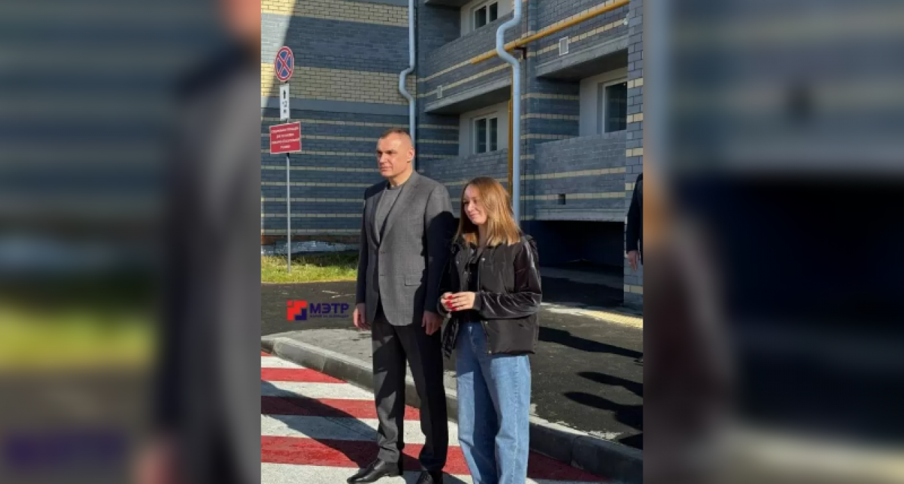 Юрий Зайцев лично вручил ключи от квартир выпускникам детских домов