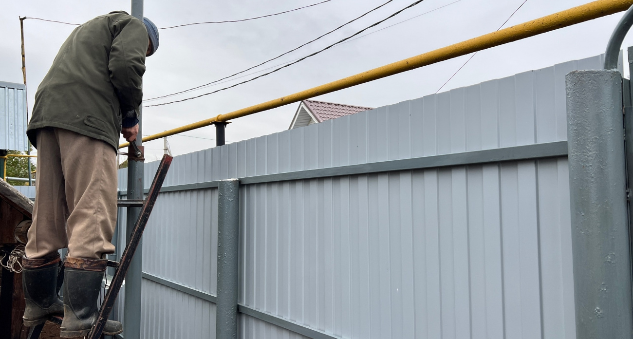 Хитрая ловушка: сосед сдвинул забор на метр – весной на меня свалилась куча проблем