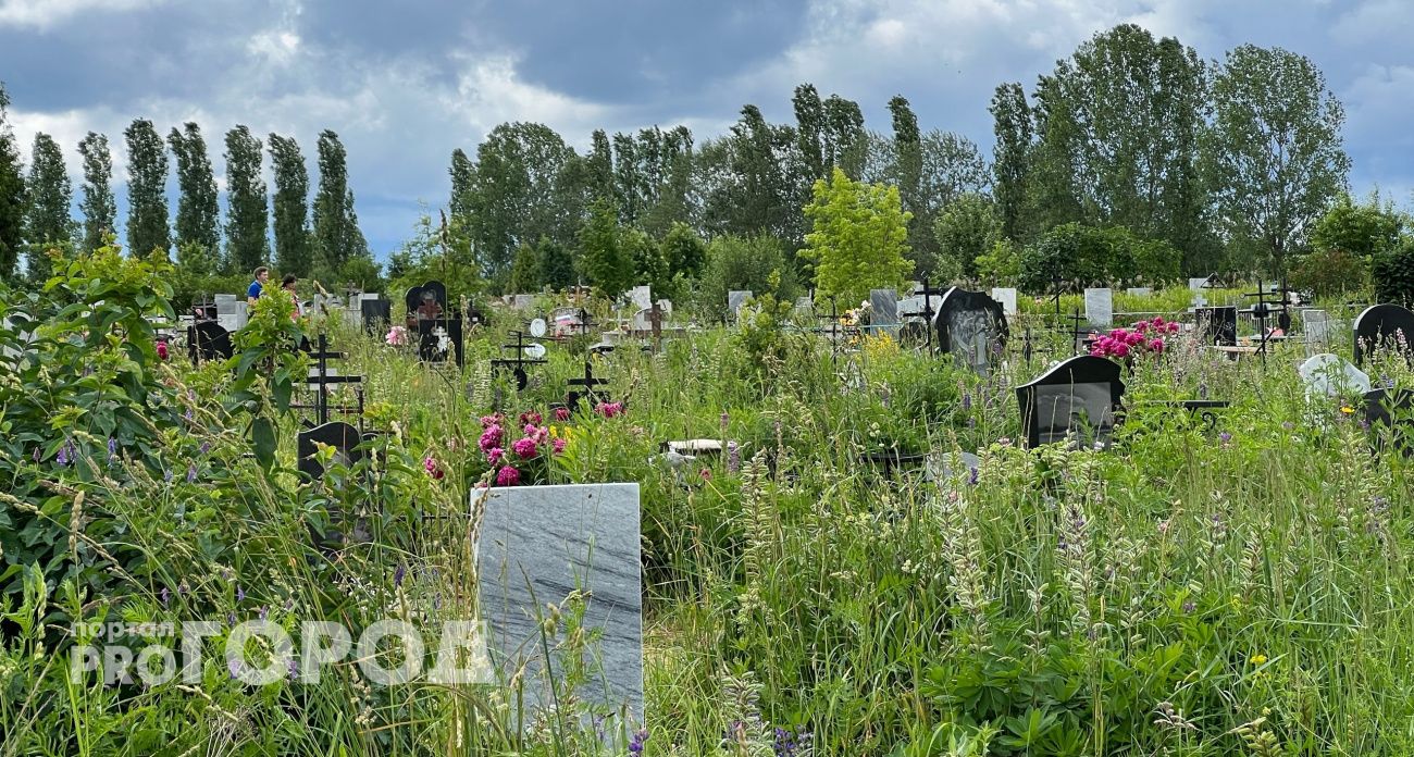 Священник объяснил, можно ли ставить фото умершего на могильный крест