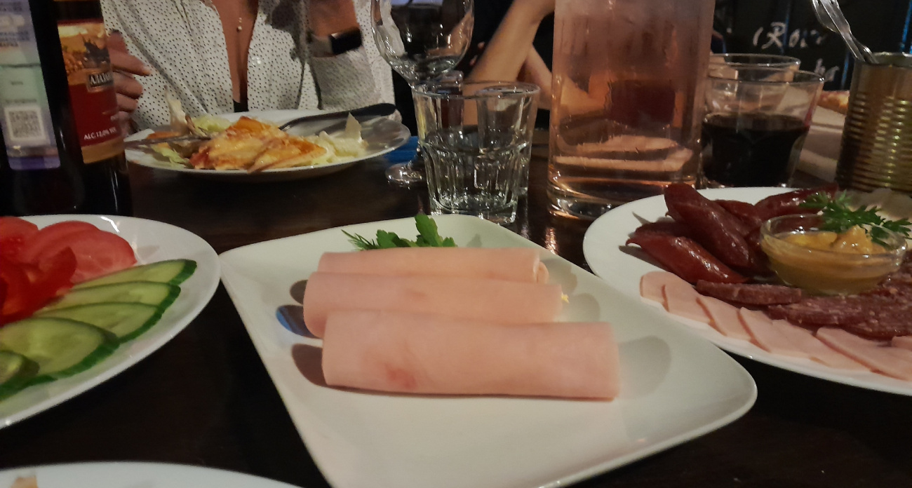 Знакомый работник колбасного завода рассказал, почему никогда не ест колбасу: любителям лучше не знать