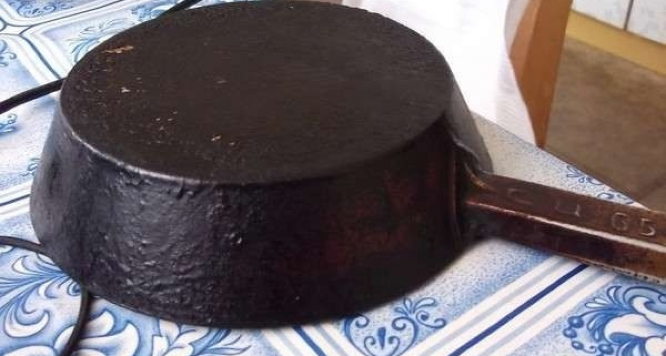 Как смыть прикипевший толстый нагар со сковороды