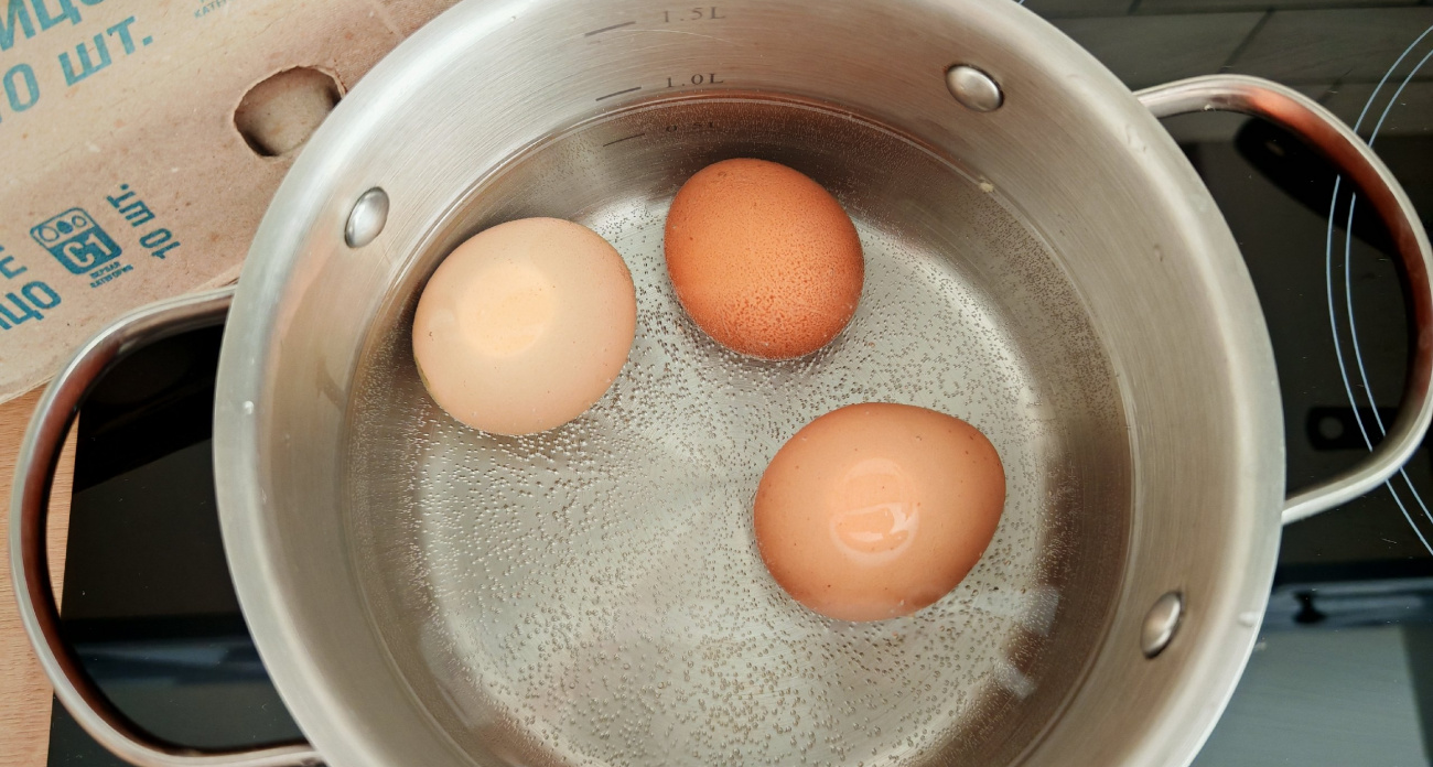 Это не соль: что пустить в воду при варке яиц, чтобы скорлупа слезала одним касанием