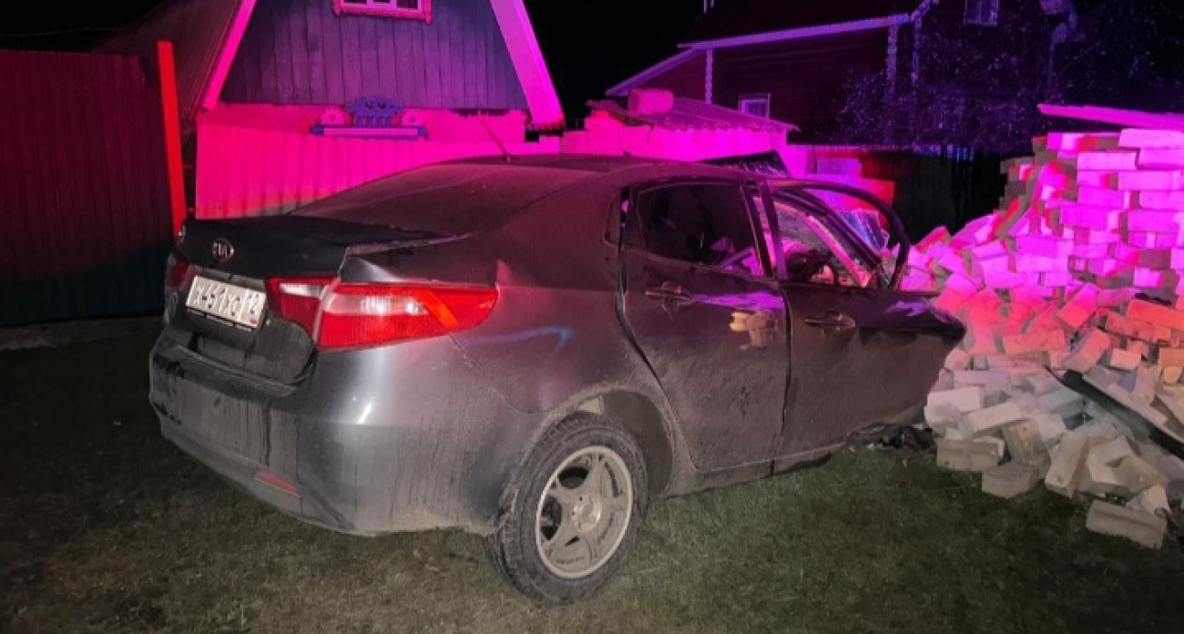 Водитель Kia Rio погиб, врезавшись в кучу кирпичей в деревне Носелы