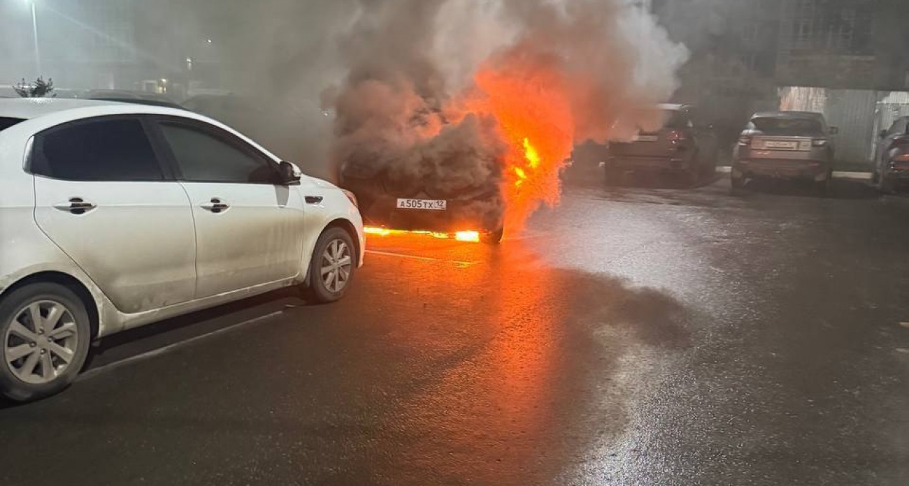 Неизвестный в маске поджёг машину на Прибрежном проезде в Йошкар-Оле