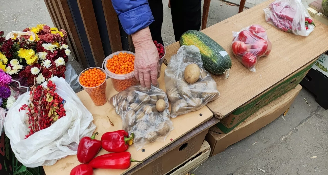 Хитрые бабки травят "свежаком" с наценкой: вот как они растят свои овощи на самом деле