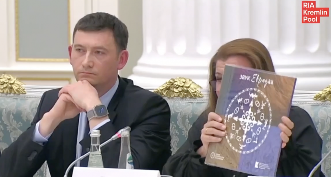 Путину вручили пластинку с марийским рэпом