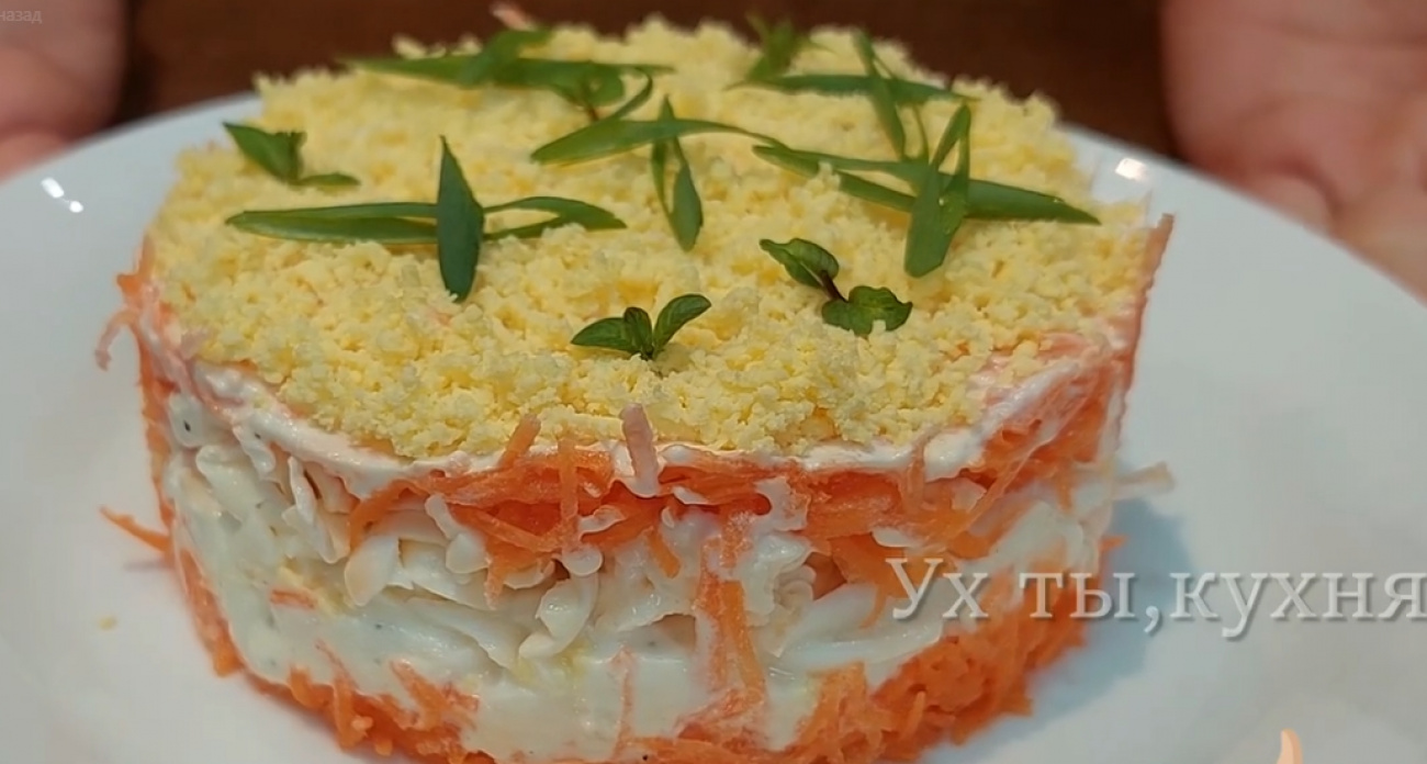 Готовлю этот гениальный новогодний салат вместо наскучившего "Оливье": всего три ингредиента - и не портит фигуру