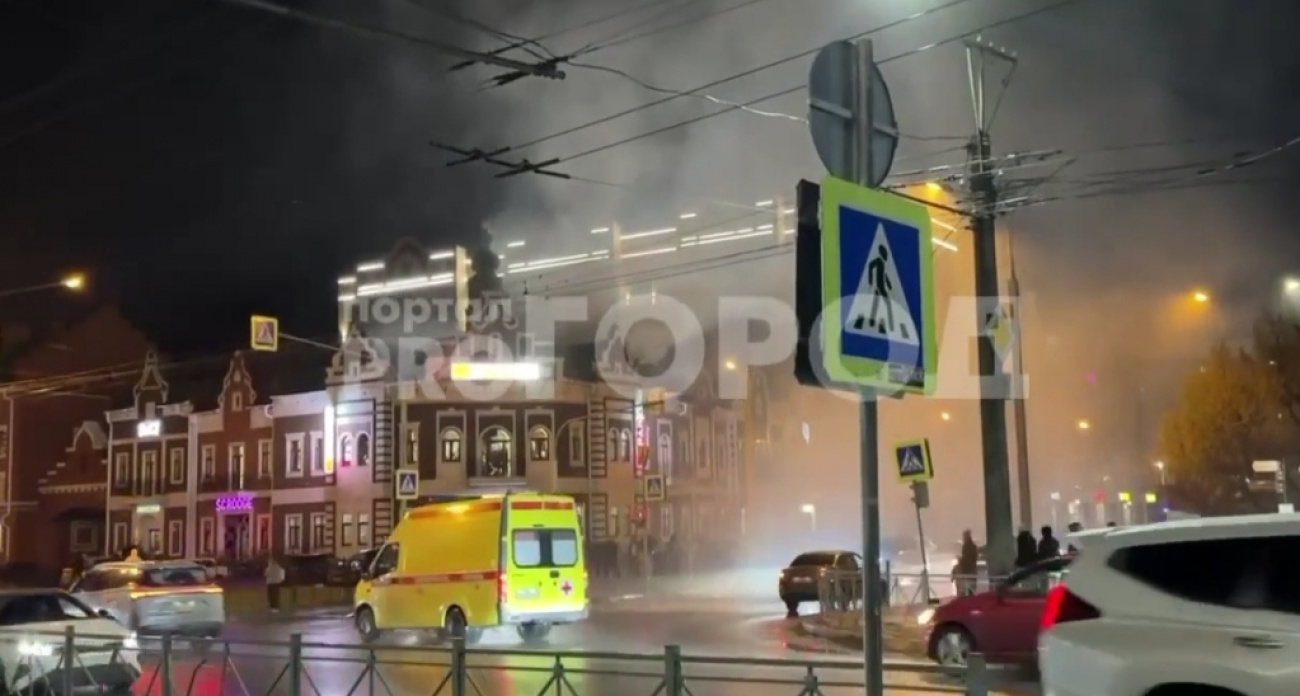 В Йошкар-Оле эвакуировали десятки людей во время пожара на чердаке здания