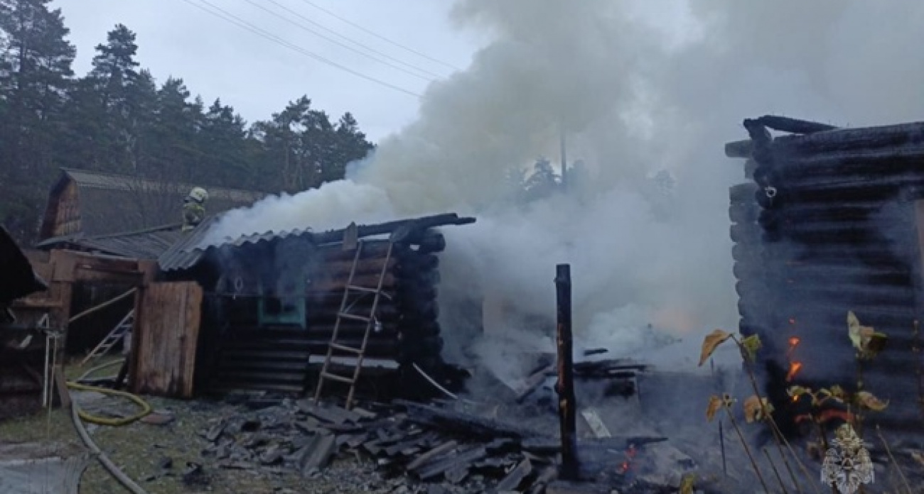 Женщина пыталась зайти в дом, но оказалась в клубах дыма и пламени: крупный пожар в Звениговском районе