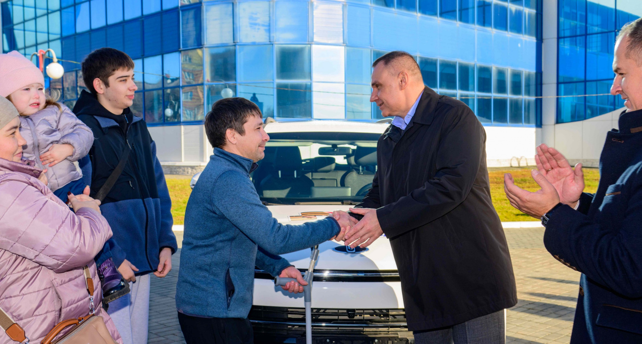 Герой СВО получил особый автомобиль из рук главы Марий Эл