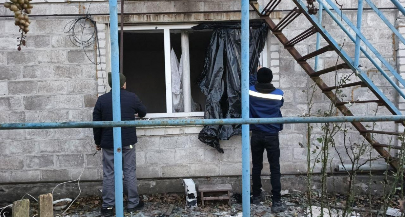 Мастера из Марий Эл починили окна дома в Маринополе после прилета