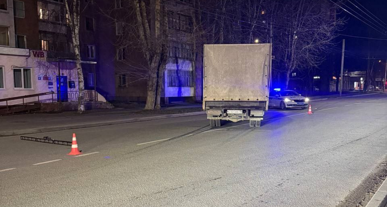 Грузовик сбил мужчину, который переходил улицу Мира в Йошкар-Оле, забыв про переход