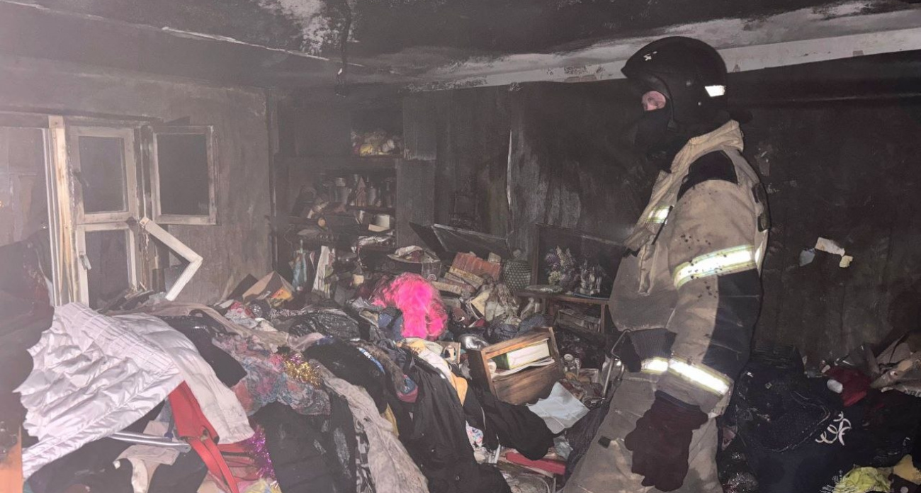 Заваленную мусором квартиру несколько часов тушили на Ленинском проспекте в Йошкар-Оле