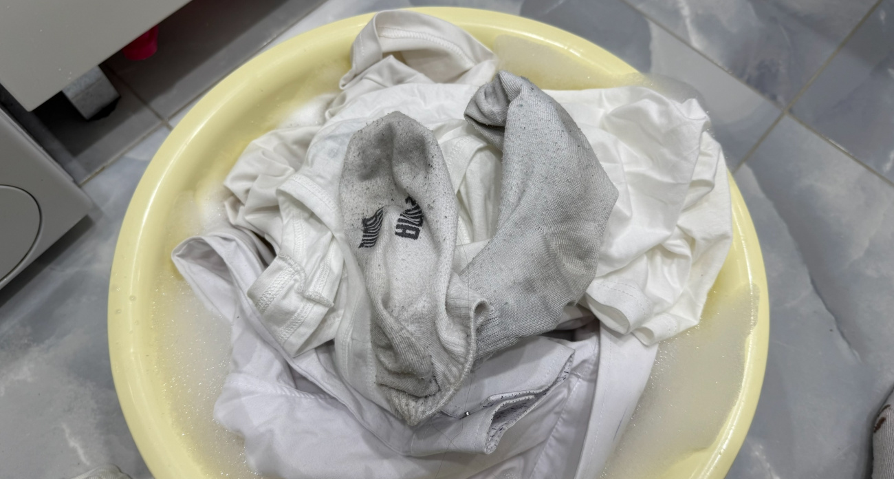 Даже самые тухлые носки засияют хлеще новых: замочите их на 30 минут в таком растворе