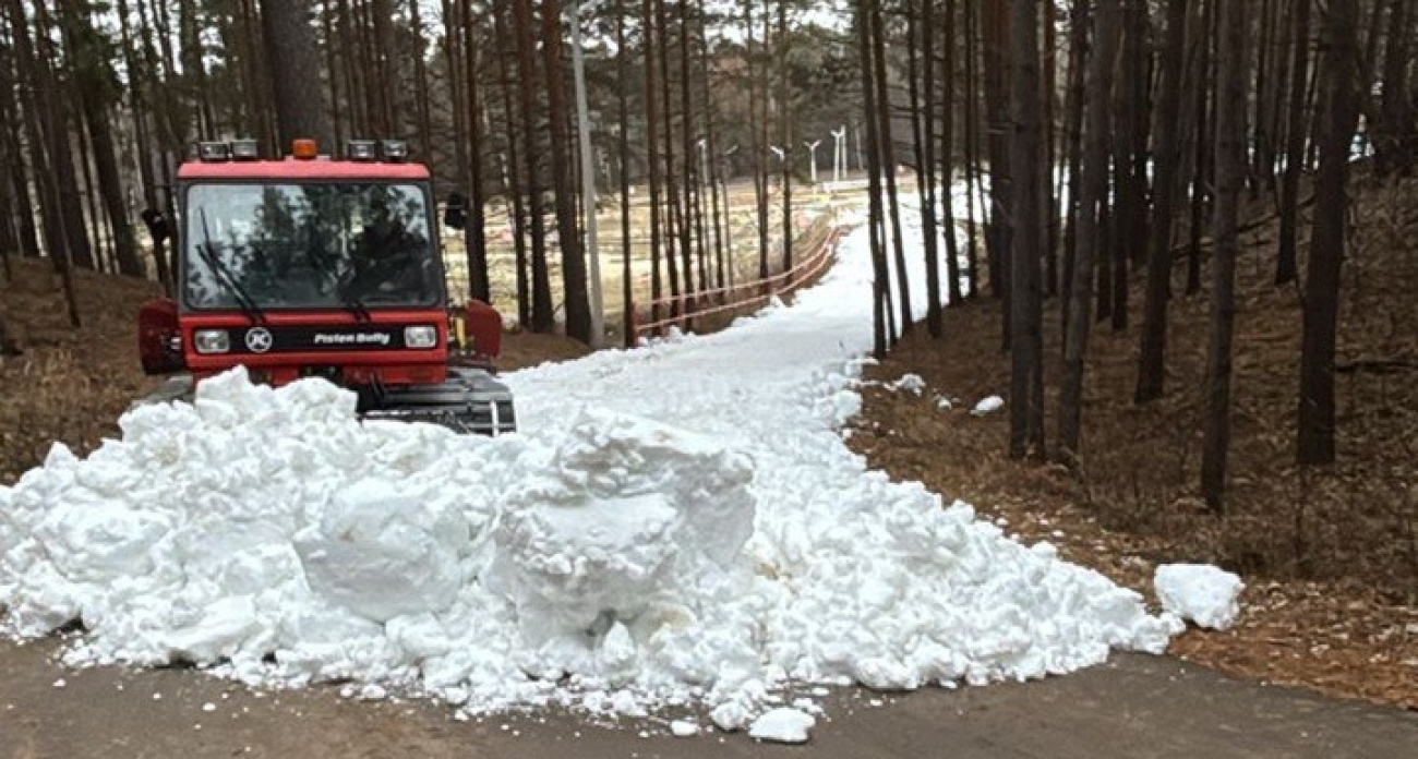 Искусственный снег завезли в Волжск, чтобы лыжники начали тренироваться раньше