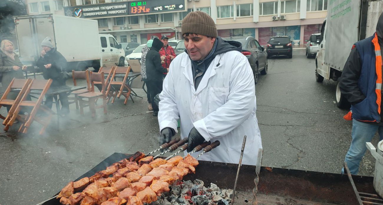 Армянский повар 30 лет кормит йошкаролинцев на праздниках особым шашлыком: секретный рецепт не знают даже его земляки