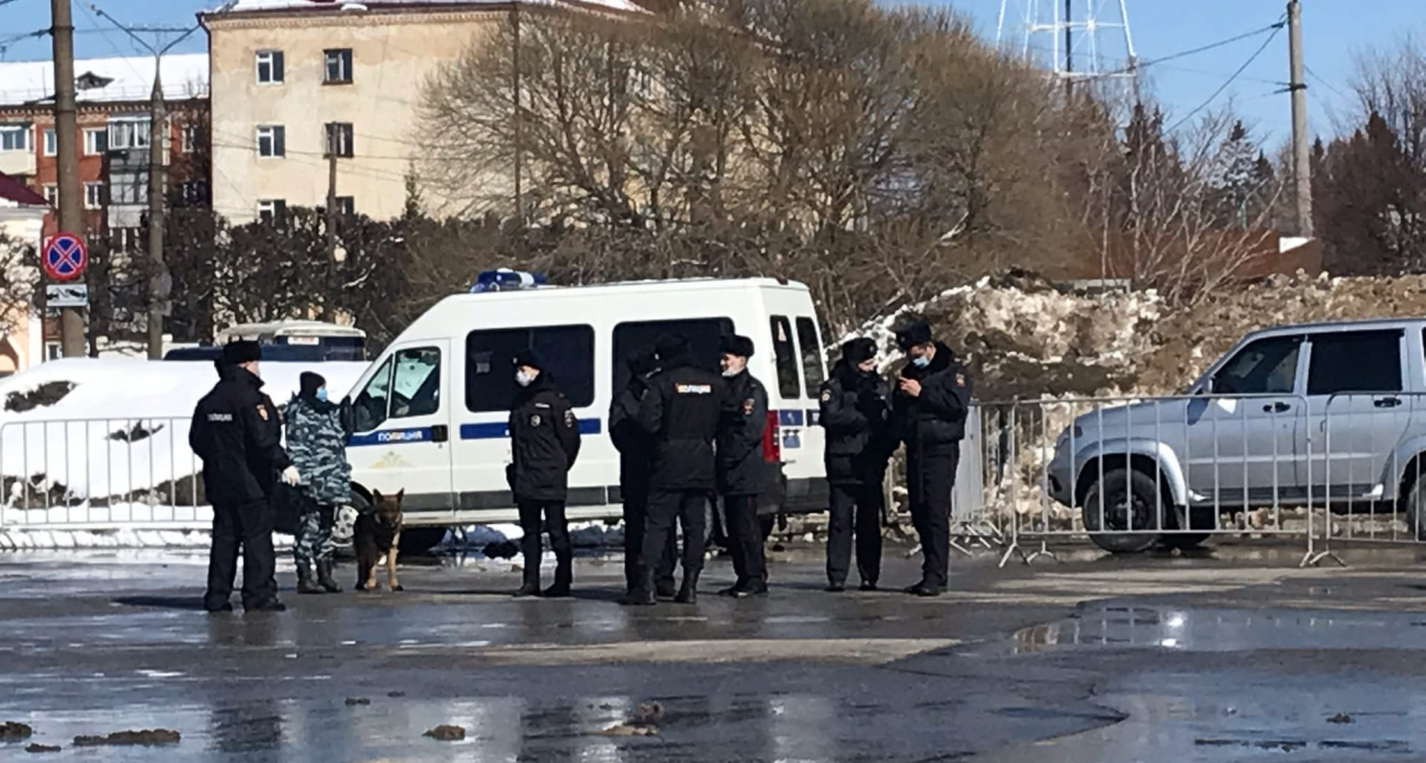 Приставы силой увезли буйного должника в отделение