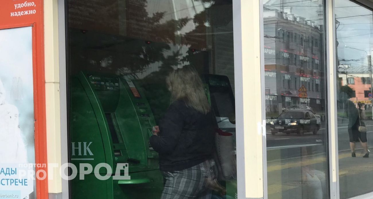 Карту заблокируют, пока не придете с паспортом: банки вводят лимит на снятие наличных