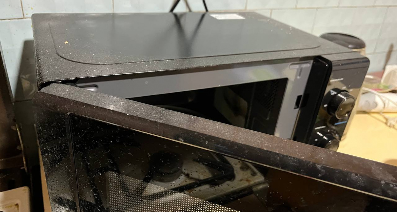 Вызвала "мужа на час" чтобы починил микроволновку: проговорился после рюмки, чем ее отмыть за минуту