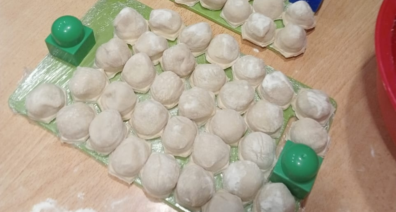 Крутить пельмени на Новый год снова в моде: домашняя лепка за 15 минут без хлопот