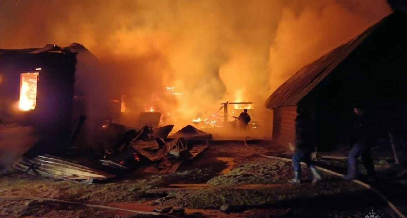 Ночной пожар оставил семью без дома и бани в Юринском районе