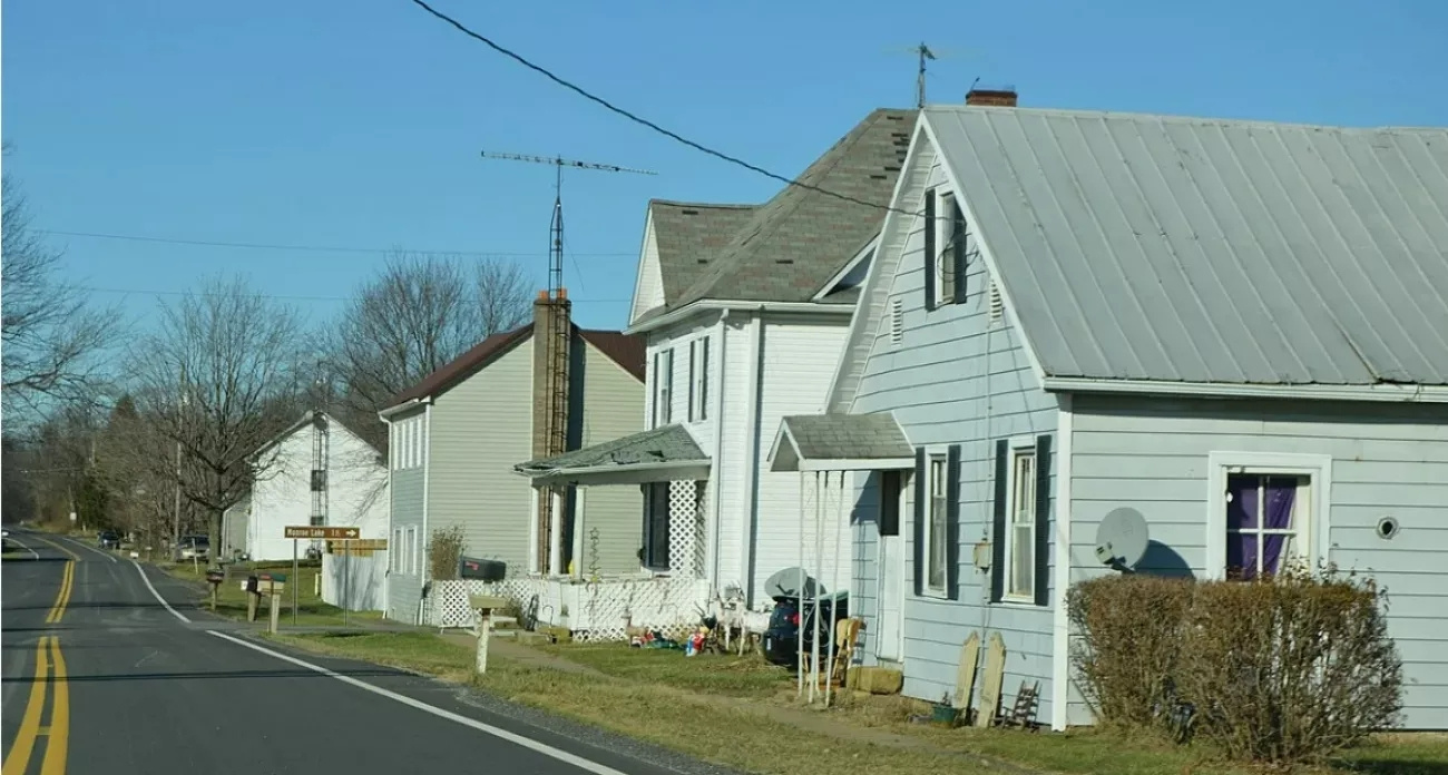 Почему американцы живут без заборов, а мы строим вокруг домов бетонные стены