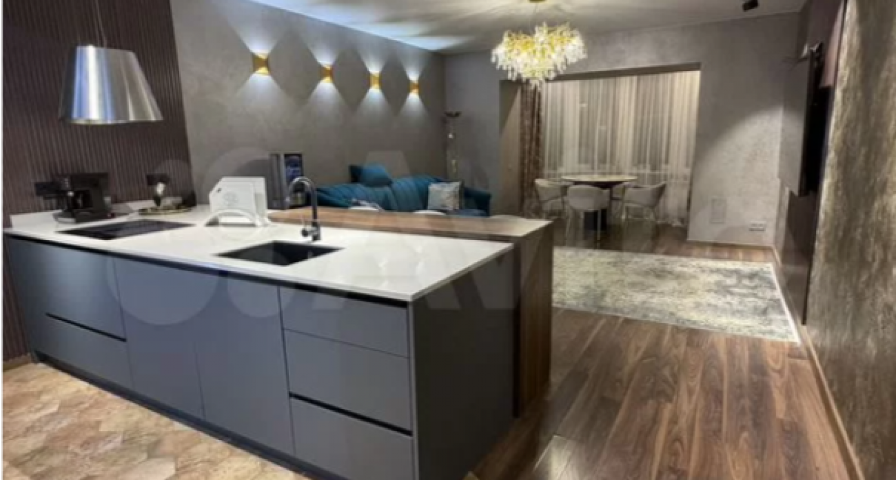 Элитную квартиру в пятиэтажке продают в Йошкар-Оле за 32 млн: отдельный вход, своя веранда и высокие потолки