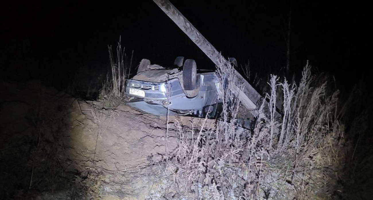 Мужчина выпил много алкоголя, сел за руль и вылетел с переворотом в столб в Килемарском районе