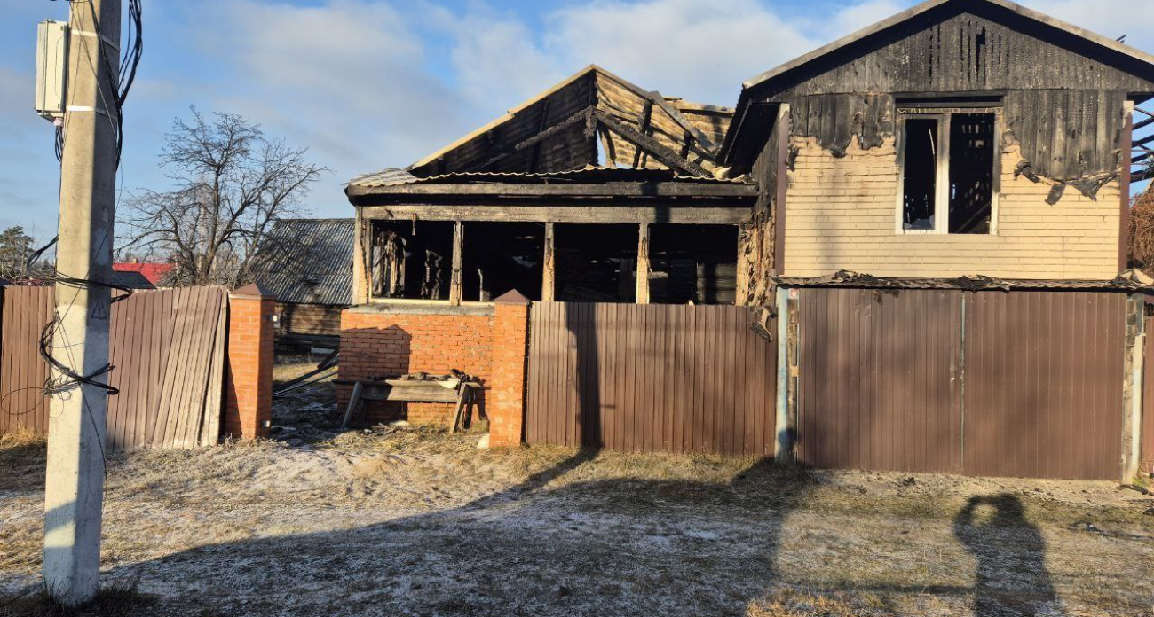 Дом выгорел дотла после растопки печи в посёлке Визимьяры