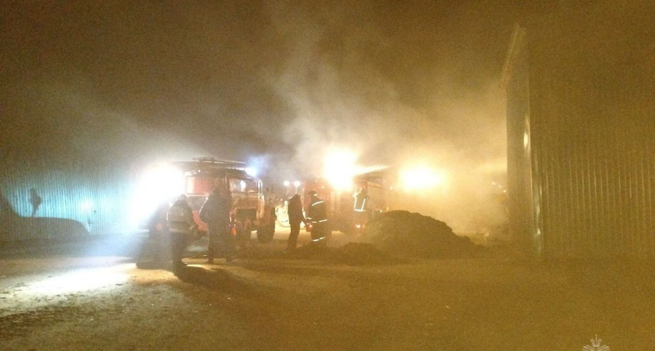 Искры из трубы превратили гараж колхоза под Кужнуром в пылающий факел