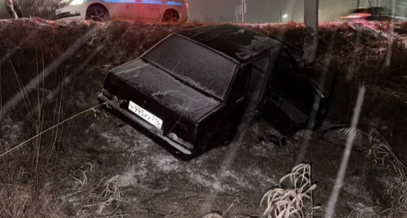 Легковушка на летней резине улетела в столб в Волжском районе: трое в больнице