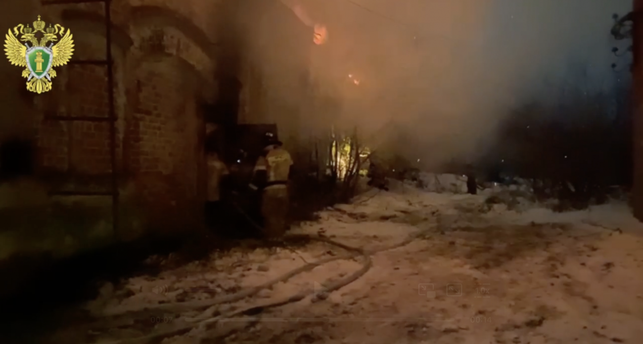 Крупный пожар охватил раритетное здание в Козьмодемьянске