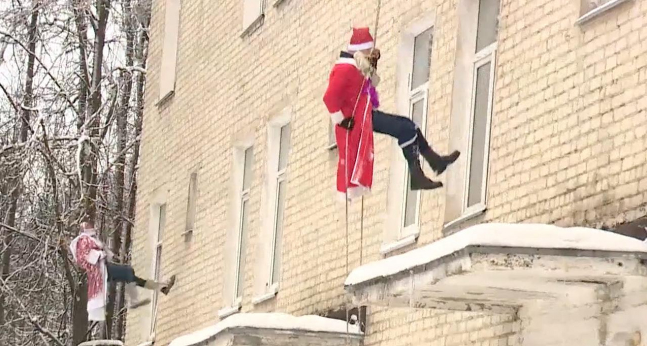 Деды Морозы спустились с крыши в окна к детям в Йошкар-Оле