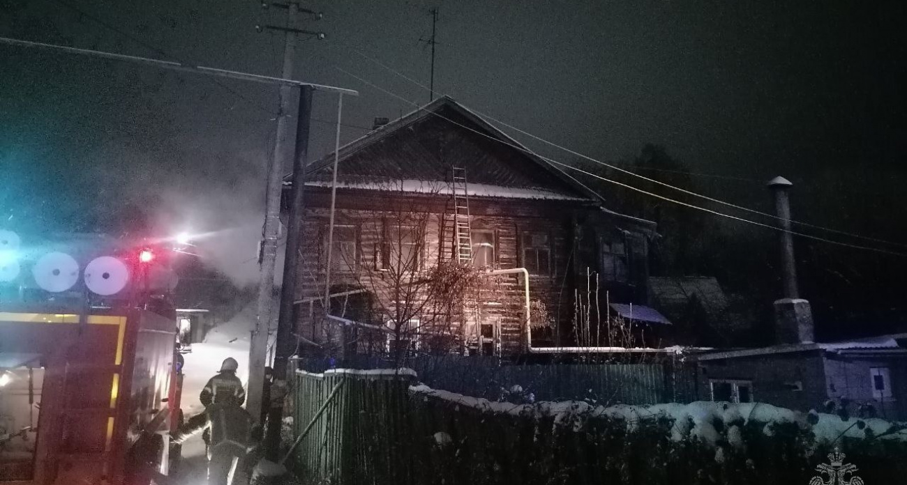 Бездыханные тела мужчины и женщины нашли в горящем бараке в Козьмодемьянске