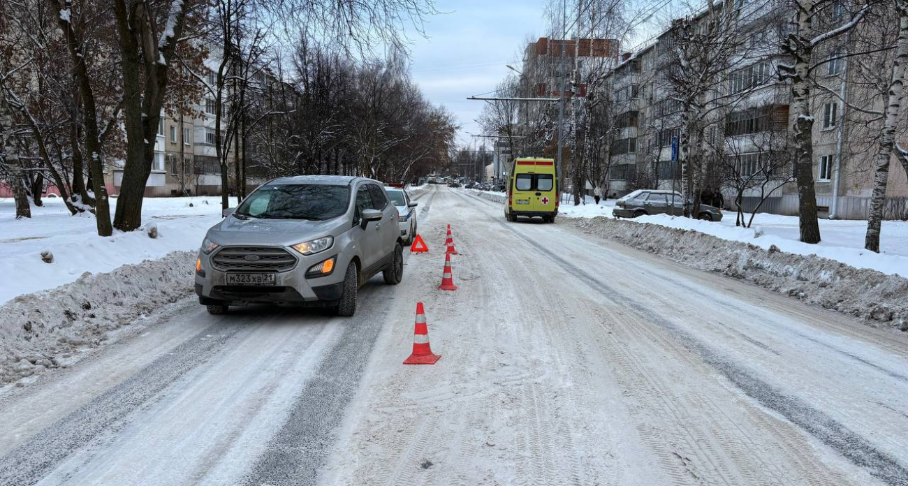 Пятиклашка выскочил под колеса в Йошкар-Оле: мальчик в больнице
