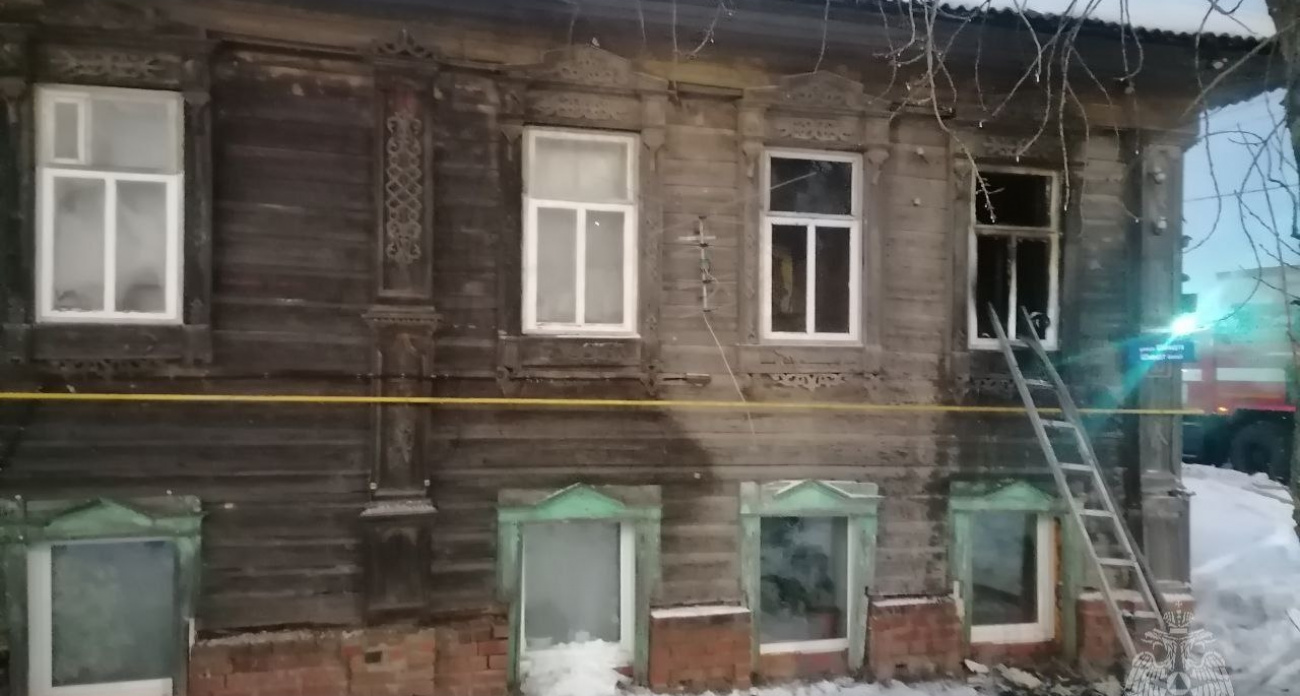 Мужчину вытянули из горящего дома в Козьмодемьянске