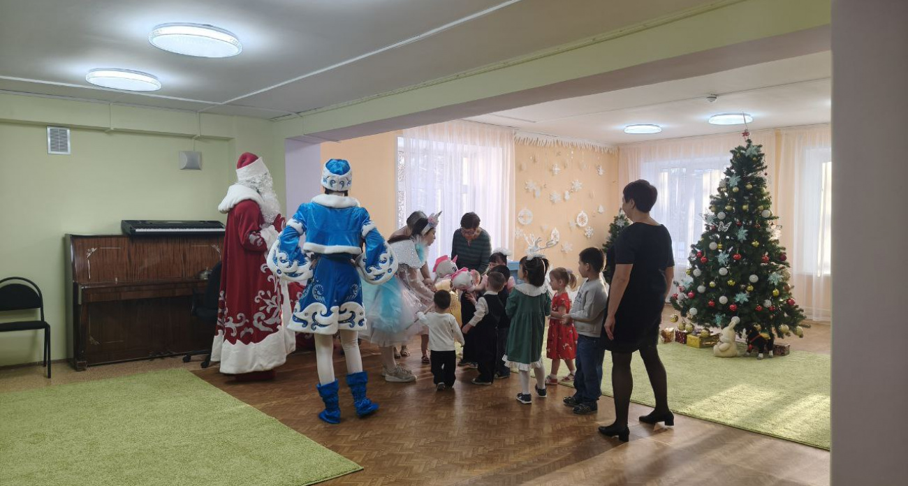 Малыши из дома ребенка получили подарки к Новому году