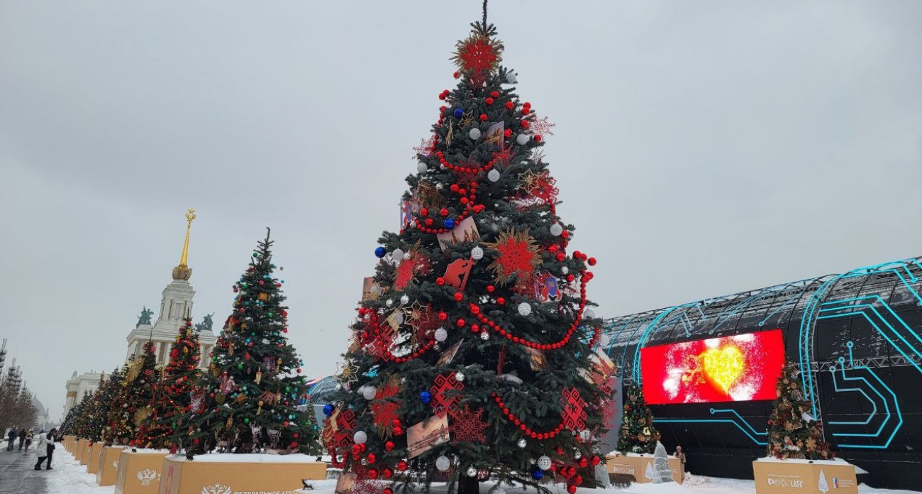 Елку на ВДНХ в Москве нарядили марийскими украшениями