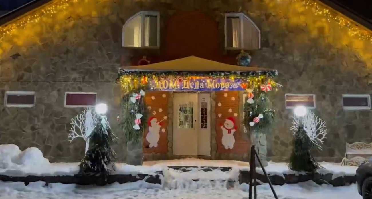 В Йошкар-Оле открылся дом Деда Мороза: погружение в сказку и историю для всей семьи