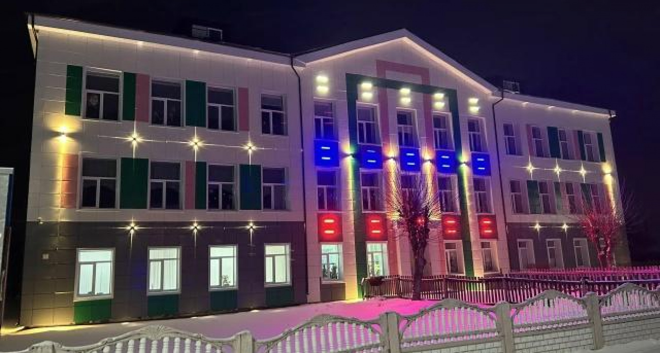 В Звенигове школа засияла в цветах триколора после капремонта фасада