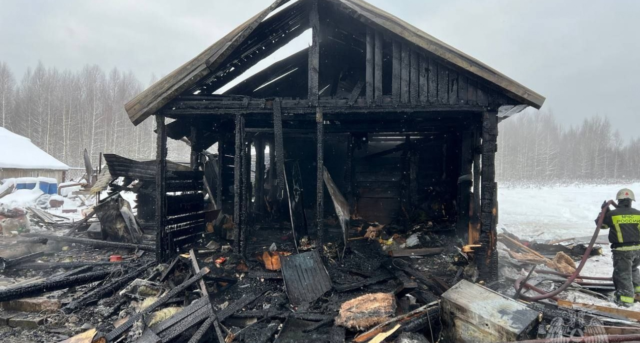 Жители Медведевского района остались без крыши над головой: дом сам сгорел дотла