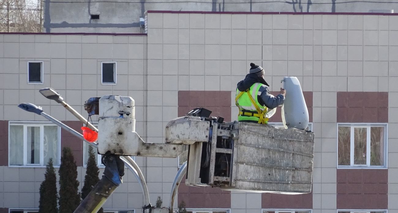 Зарплаты растут, а работать некому: куда в 2026 возьмут каждого и научат на месте