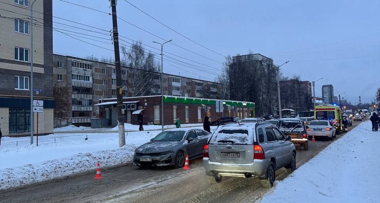 11-летний мальчик выскочил на дорогу и попал под колеса в Йошкар-Оле