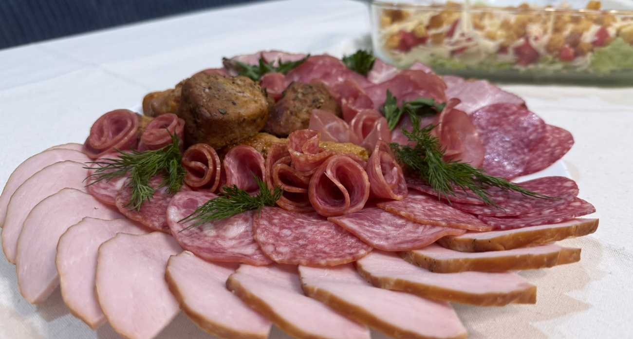 Превращается в смертельную отраву: сколько могут храниться новогодние блюда на самом деле