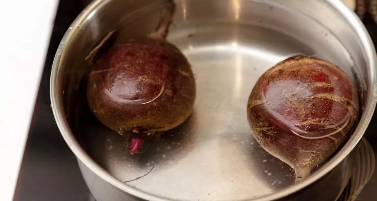Вместо привычного кипятка лед: вот как варить свеклу в разы быстрее